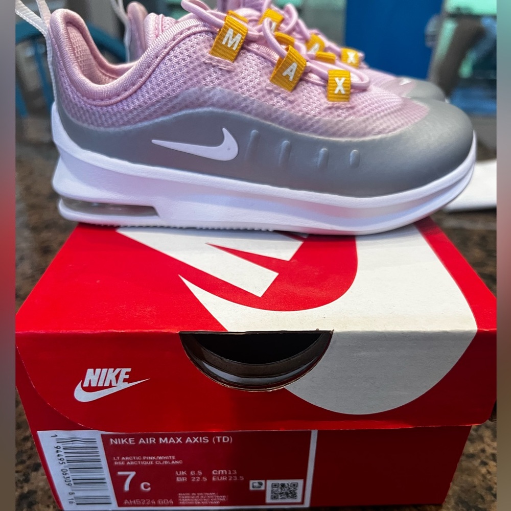 New in box - Nike Air Max Axis 7c